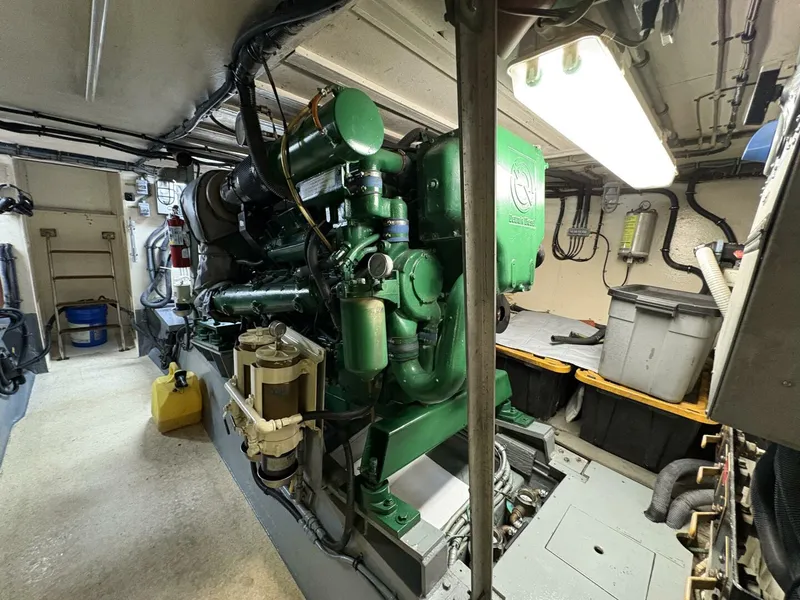 Slide: The Image of 1985 Hatteras 60 Enclosed Bridge - 5532031