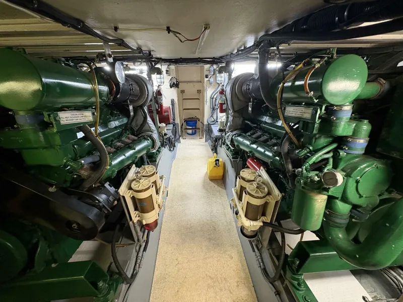 Slide: The Image of 1985 Hatteras 60 Enclosed Bridge - 5532032