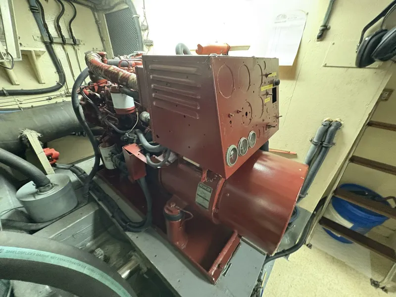 Slide: The Image of 1985 Hatteras 60 Enclosed Bridge - 5532033