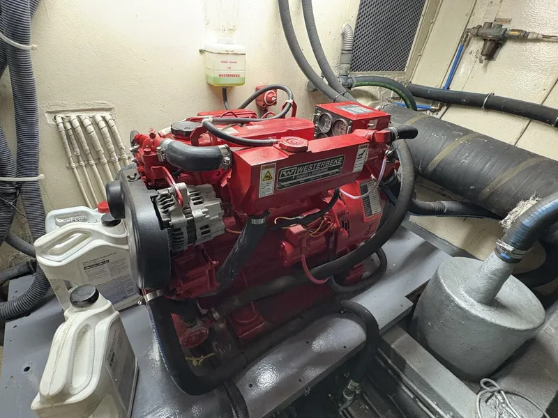 Slide: The Image of 1985 Hatteras 60 Enclosed Bridge - 5532035