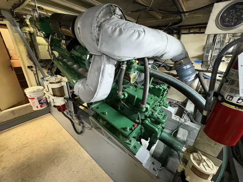 Slide: The Image of 1985 Hatteras 60 Enclosed Bridge - 5532037