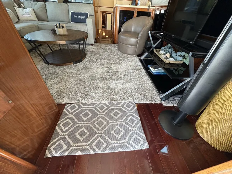 Slide: The Image of 1985 Hatteras 60 Enclosed Bridge - 5531979