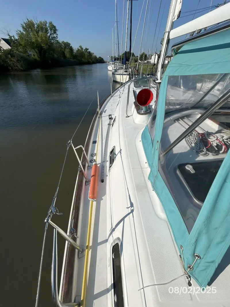 Slide: The Image of 46' Beneteau port side deck1 - 5533581