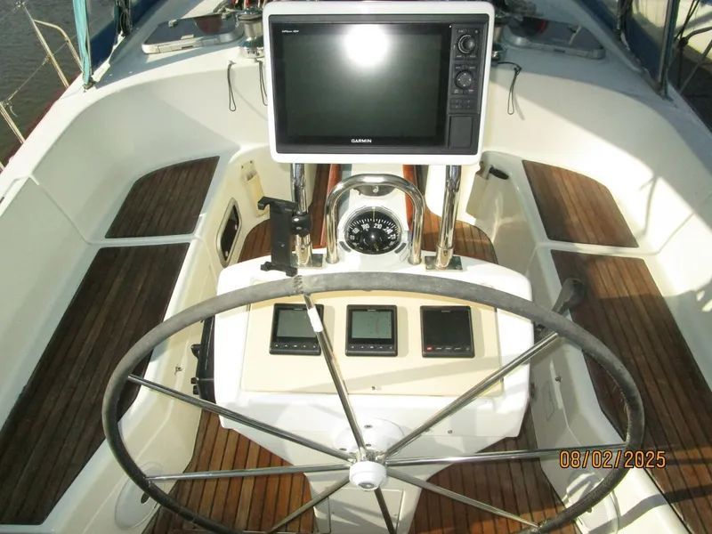Slide: The Image of 46' Beneteau cockpit helm - 5533558