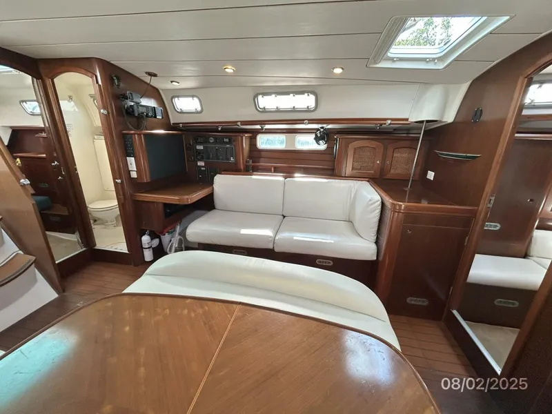 Slide: The Image of 46' Beneteau salon port - 5533586