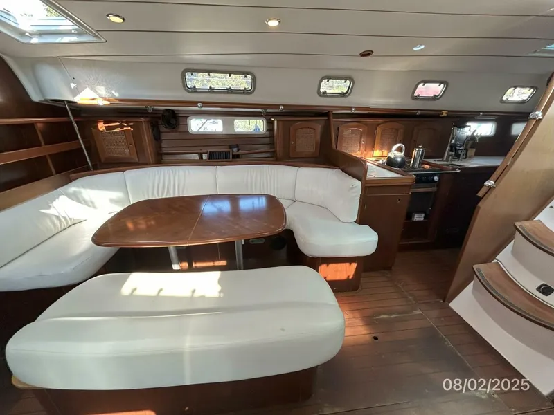 Slide: The Image of 46' Beneteau salon starboard - 5533589
