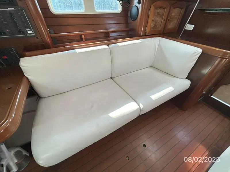 Slide: The Image of 46' Beneteau salon port seating1 - 5533587