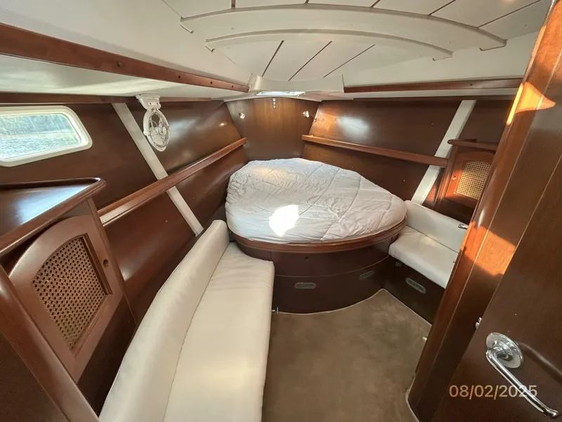 Slide: The Image of 46' Beneteau forward stateroom - 5533572