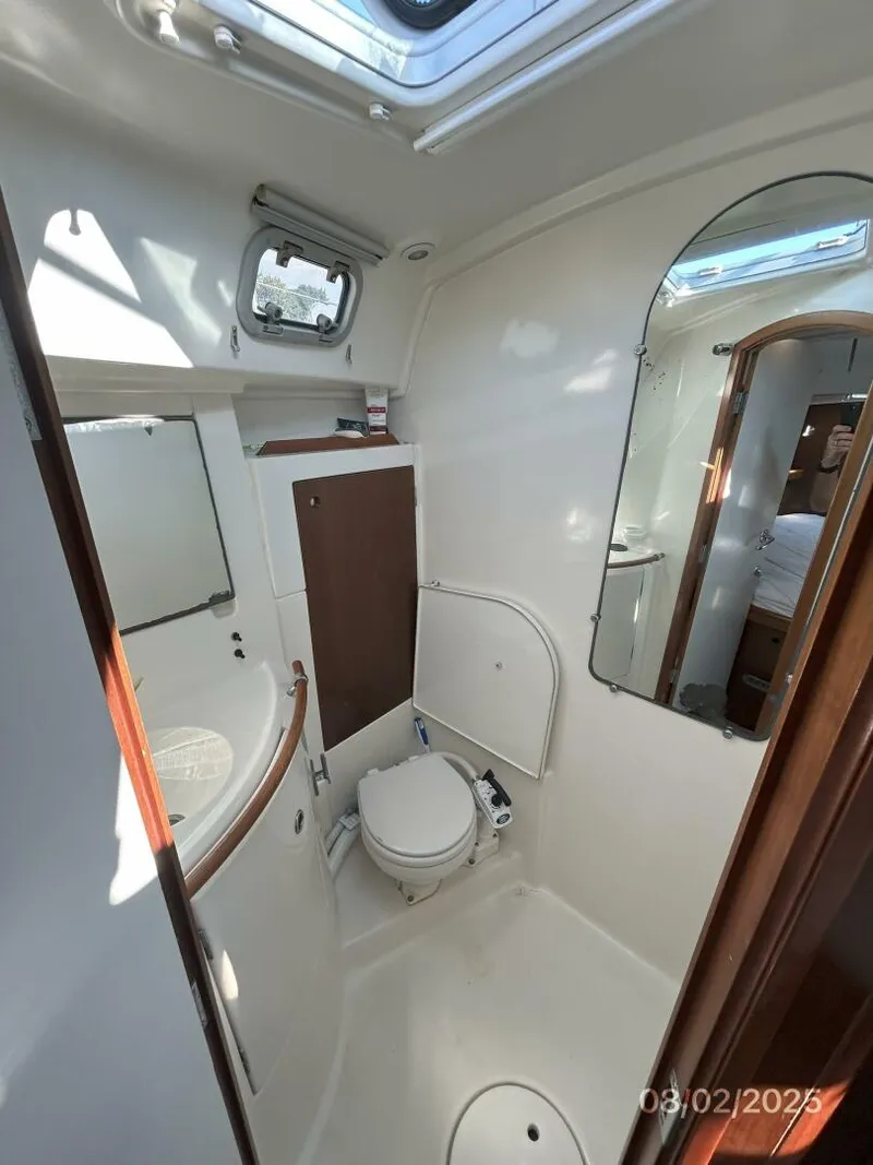 Slide: The Image of 46' Beneteau forward head - 5533571