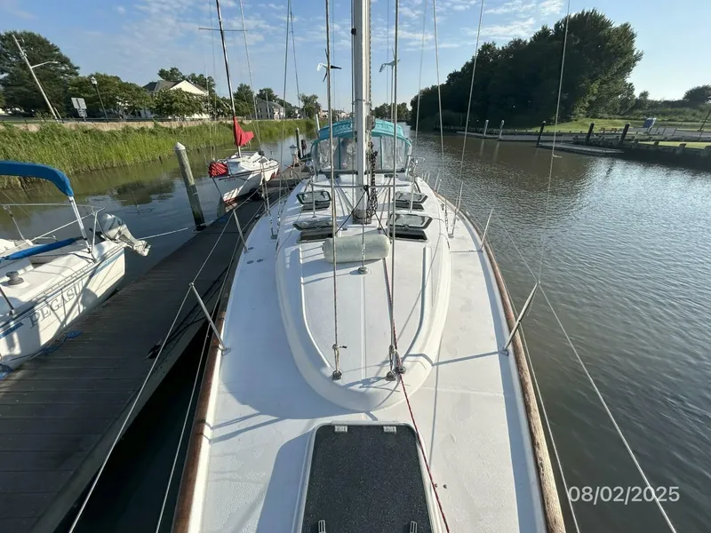 Slide: The Image of 46' Beneteau foredeck aft - 5533568