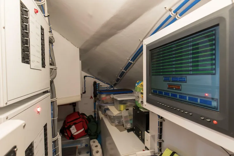 Slide: The Image of 2007 68 Hatteras 68 Enclosed Bridge REFUGE Brow Actic Space (1) - 5535513