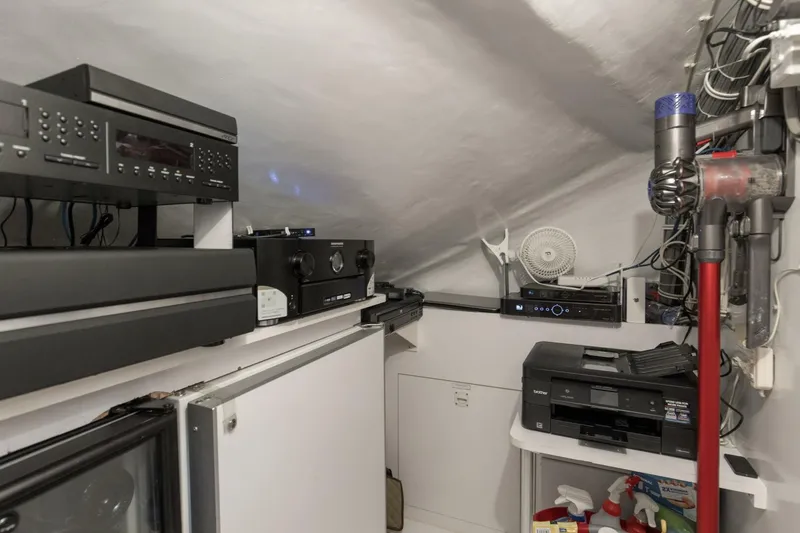 Slide: The Image of 2007 68 Hatteras 68 Enclosed Bridge REFUGE Brow Actic Space (3) - 5535514