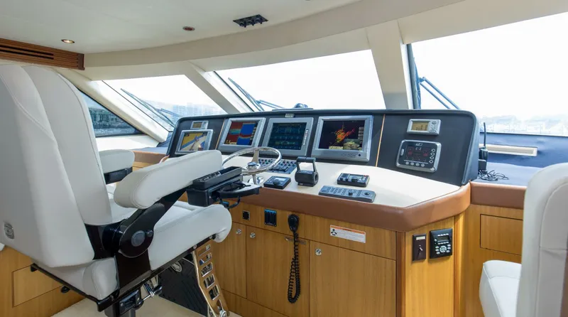 Slide: The Image of 2007 68 Hatteras 68 Enclosed Bridge REFUGE Electronics (3) - 5535621