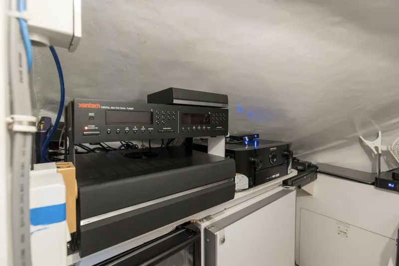 Slide: The Image of 2007 68 Hatteras 68 Enclosed Bridge REFUGE Brow Actic Space (4) - 5535515