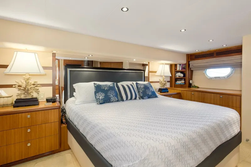 Slide: The Image of 2007 68 Hatteras 68 Enclosed Bridge REFUGE Master Stateroom (1) - 5535517