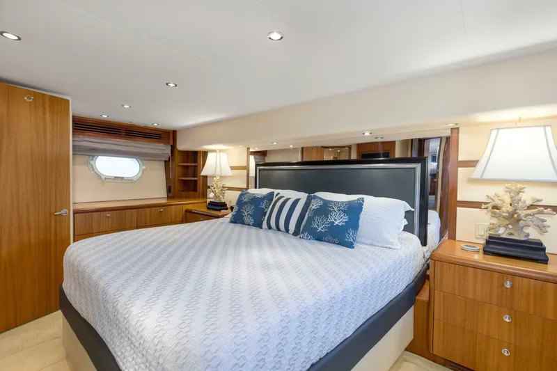 Slide: The Image of 2007 68 Hatteras 68 Enclosed Bridge REFUGE Master Stateroom (2) - 5535518