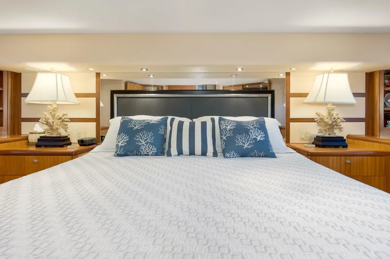 Slide: The Image of 2007 68 Hatteras 68 Enclosed Bridge REFUGE Master Stateroom (3) - 5535519