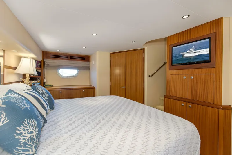 Slide: The Image of 2007 68 Hatteras 68 Enclosed Bridge REFUGE Master Stateroom (4) - 5535520