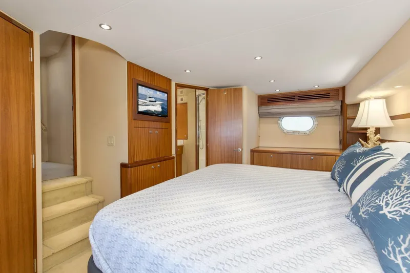 Slide: The Image of 2007 68 Hatteras 68 Enclosed Bridge REFUGE Master Stateroom (5) - 5535521