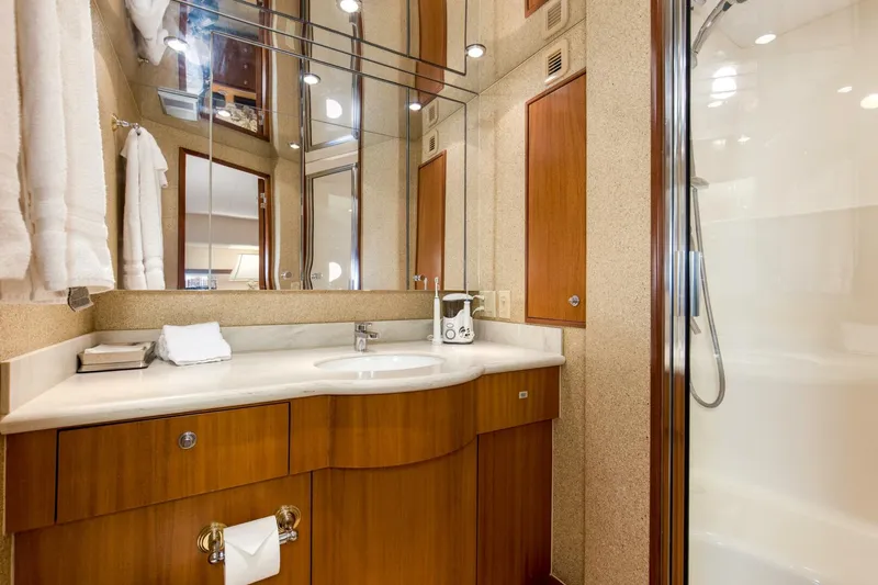 Slide: The Image of 2007 68 Hatteras 68 Enclosed Bridge REFUGE Master Head - 5535523