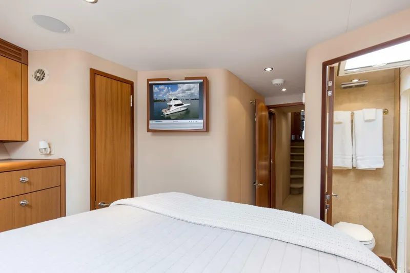 Slide: The Image of 2007 68 Hatteras 68 Enclosed Bridge REFUGE Forward VIP (1) - 5535524