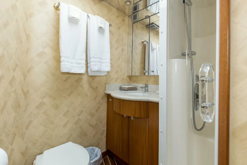 Slide: The Image of 2007 68 Hatteras 68 Enclosed Bridge REFUGE Forward VIP Head (4) - 5535528