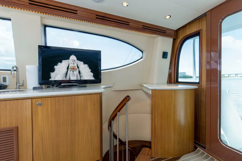 Slide: The Image of 2007 68 Hatteras 68 Enclosed Bridge REFUGE Enclosed Flybridge (1) - 5535622