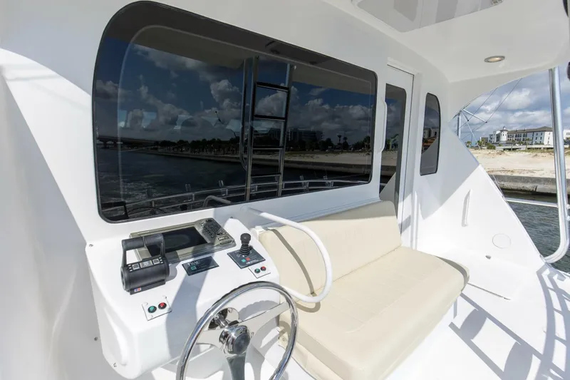 Slide: The Image of 2007 68 Hatteras 68 Enclosed Bridge REFUGE Aft Flybridge Helm Station (2) - 5535625
