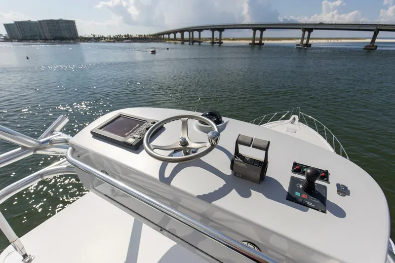 Slide: The Image of 2007 68 Hatteras 68 Enclosed Bridge REFUGE Tower  (1) - 5535646