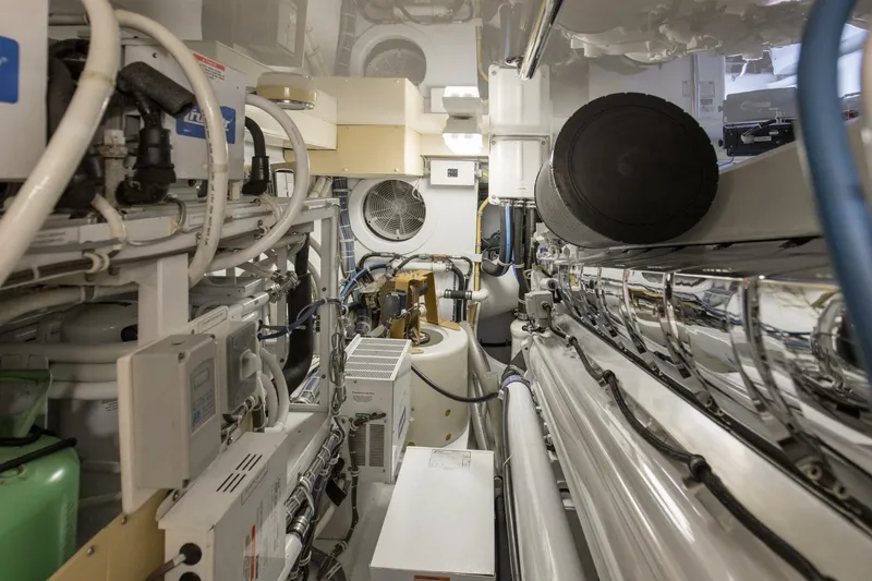 Slide: The Image of 2007 68 Hatteras 68 Enclosed Bridge REFUGE Engine Room (6) - 5535657