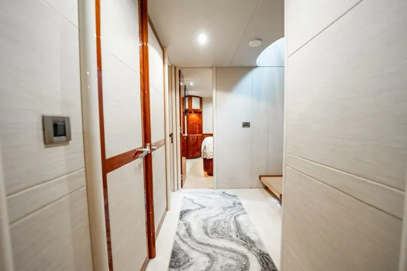 Slide: The Image of Lazzara Yachts 80 EB 2003 - 5607589