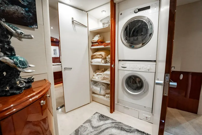 Slide: The Image of Lazzara Yachts 80 EB 2003 - 5607591