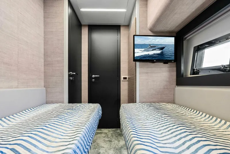 Slide: The Image of 2024 Pershing 6X - 5536238