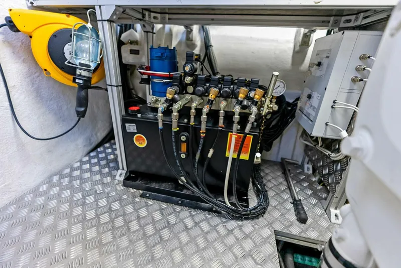 Slide: The Image of 2024 Pershing 6X Engine Room - 5536253