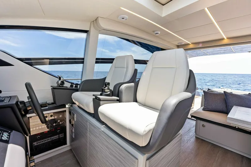 Slide: The Image of 2024 Pershing 6X Helm - 5536289