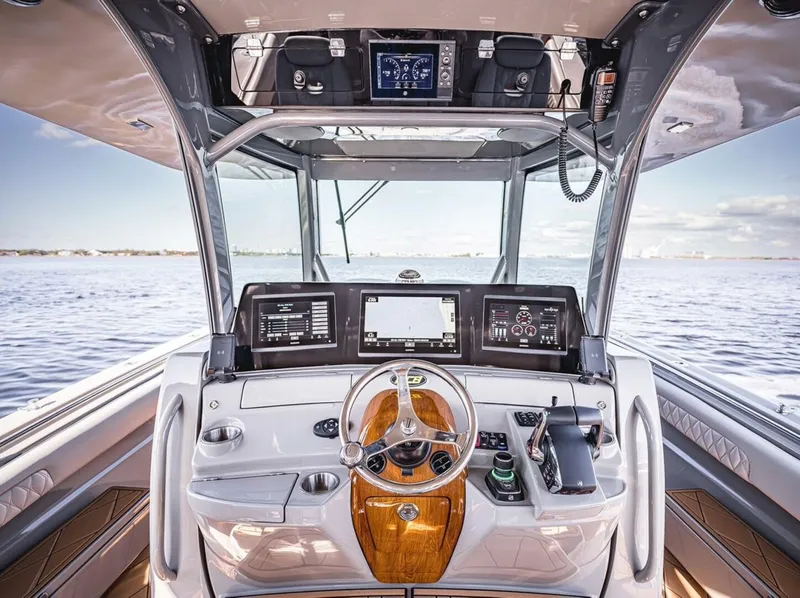 Slide: The Image of HCB 42 Lujo 2023 - 5537597