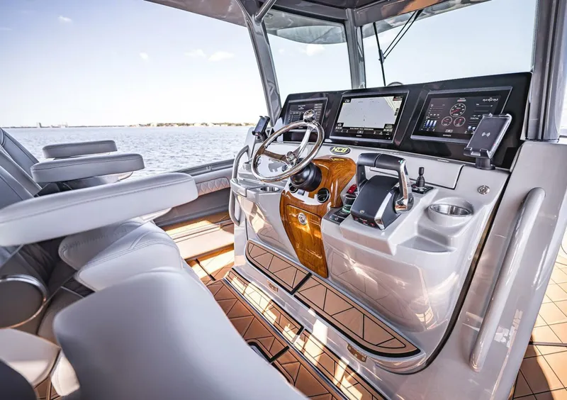 Slide: The Image of HCB 42 Lujo 2023 - 5537602