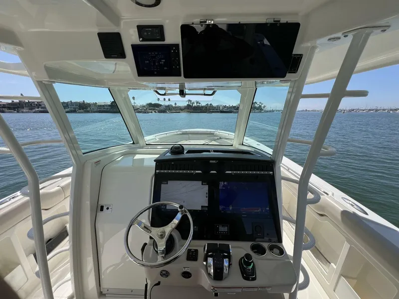 Slide: The Image of 2018 Boston Whaler 38 Outrage - M22 - 5595148