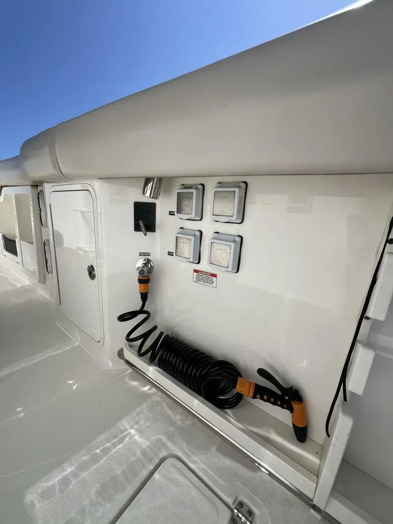 Slide: The Image of 2018 Boston Whaler 38 Outrage - M22 - 5595164