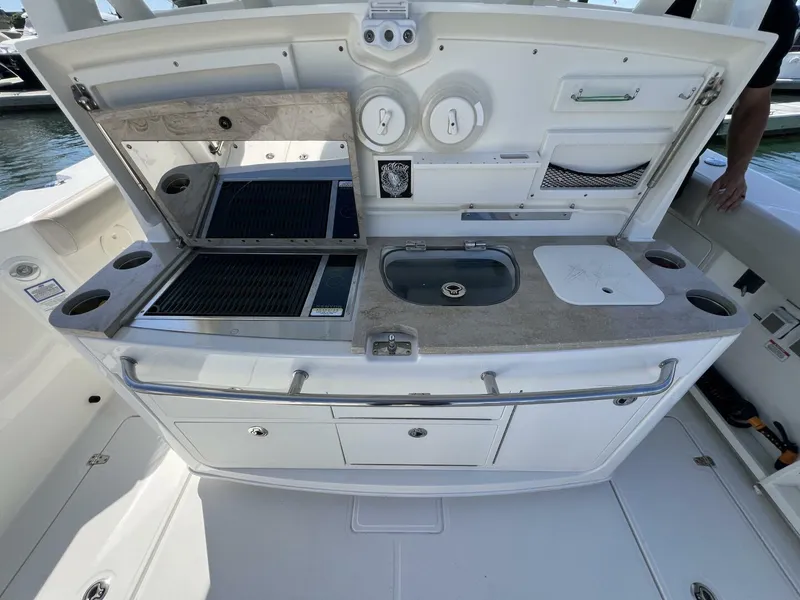 Slide: The Image of 2018 Boston Whaler 38 Outrage - M22 - 5595153