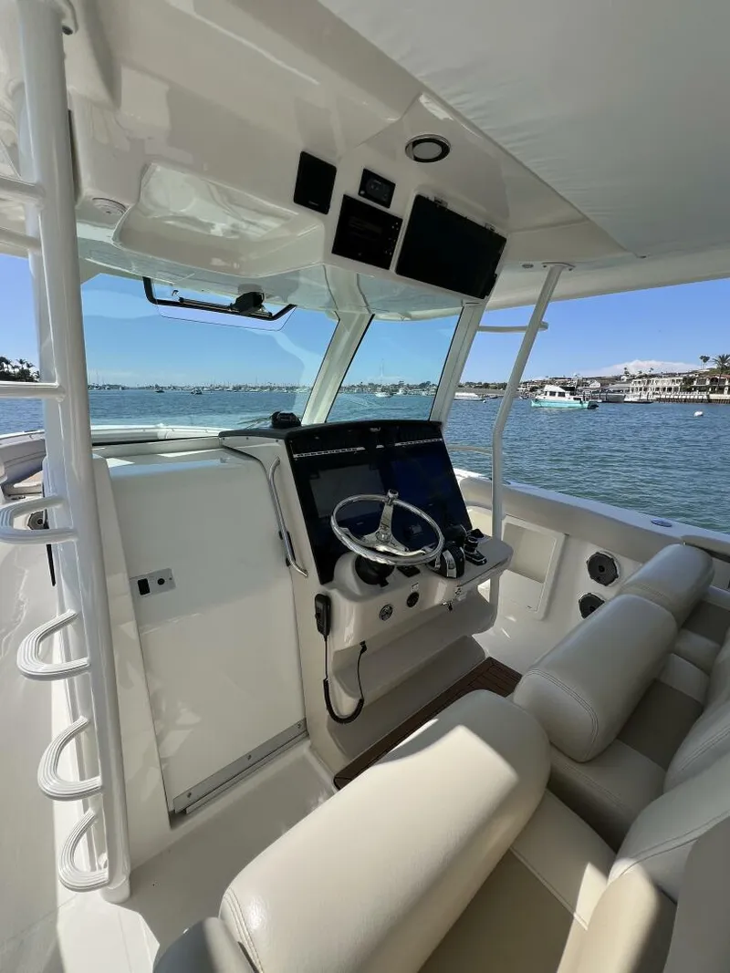 Slide: The Image of 2018 Boston Whaler 38 Outrage - M22 - 5595144