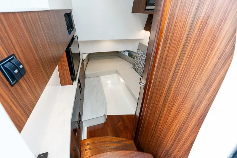 Slide: The Image of Pursuit 35 2024 - 5542523