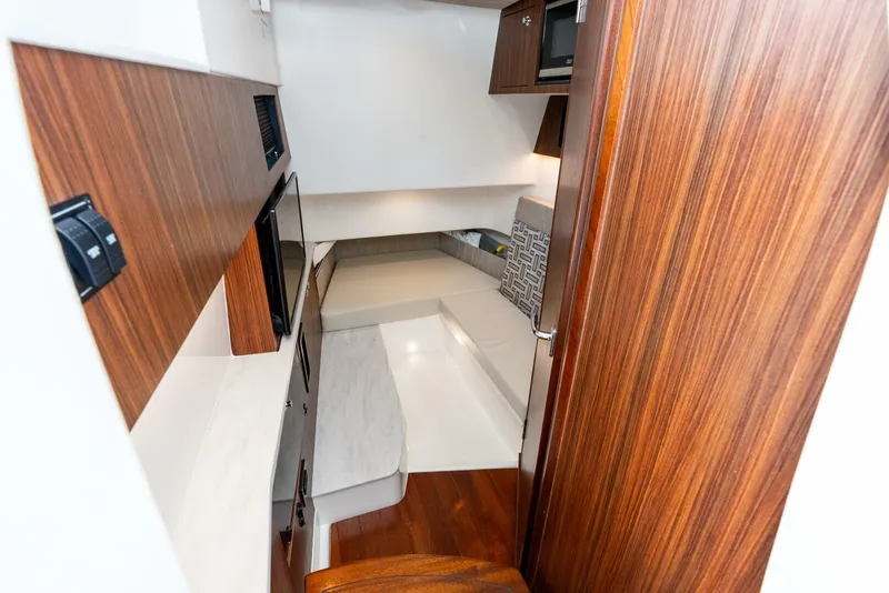 Slide: The Image of Pursuit 35 2024 - 5542524