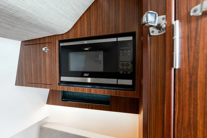 Slide: The Image of Pursuit 35 2024 - 5542525