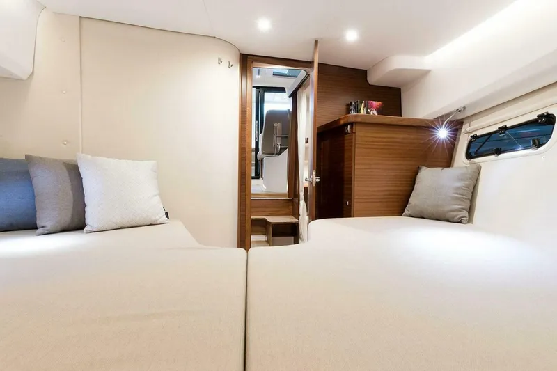 Slide: The Image of Nimbus 305 Coupe 2025 - 5552482