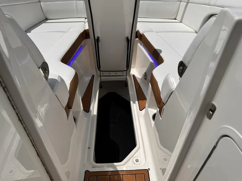 Slide: The Image of Sea Ray 270 Outboard 2024 - 5545786