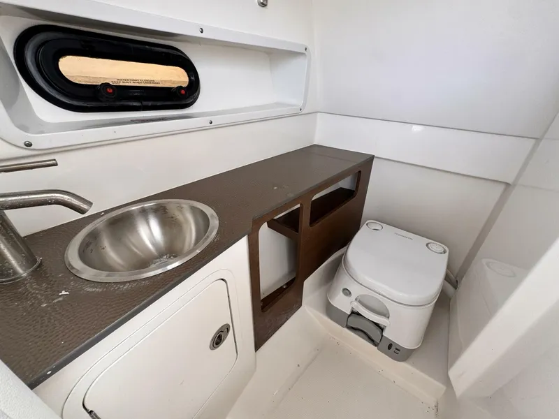 Slide: The Image of Sea Ray 270 Outboard 2024 - 5545782