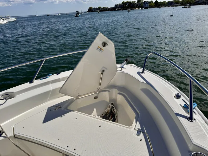 Slide: The Image of Boston Whaler 220 Dauntless 2022 - 5545840