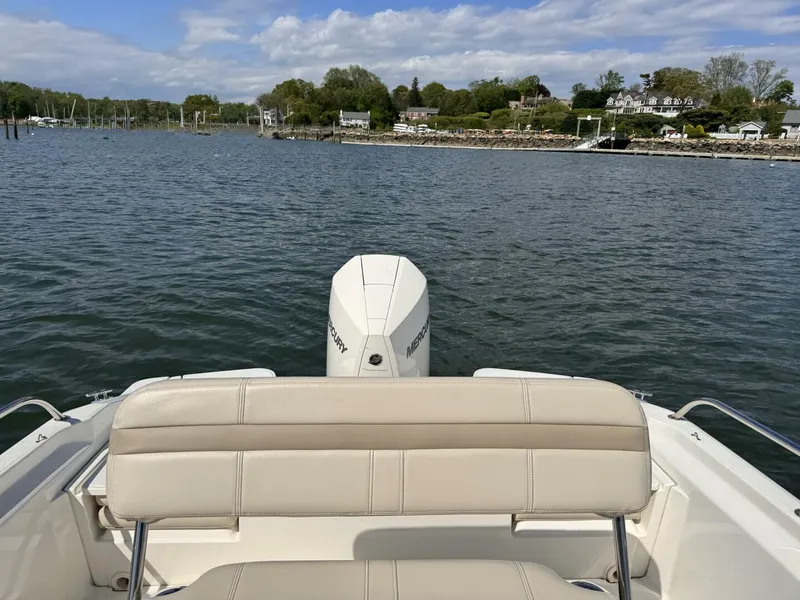 Slide: The Image of Boston Whaler 220 Dauntless 2022 - 5545835