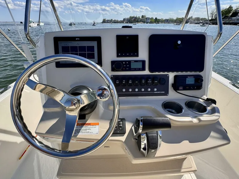 Slide: The Image of Boston Whaler 220 Dauntless 2022 - 5545825